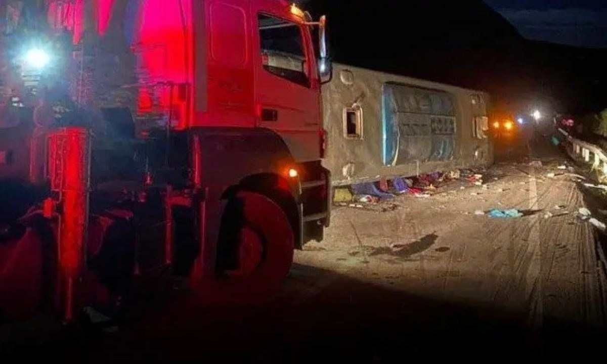 Acidente com ônibus de viagem deixa sete mortos em Minas Gerais