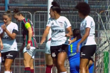 Zagueira Érika, do Corinthians, foi a grande protagonista da partida ao anotar dois gols -  (crédito: Foto: Reprodução de vídeo / SporTV)