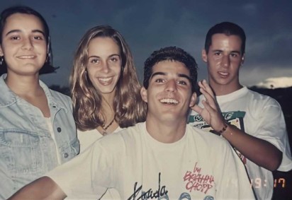 Juliano, com os amigos de juventude Gabriela, Juliana e Pedro  -  (crédito: Arquivo pessoal)