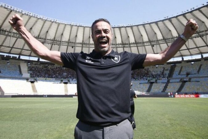 Artur Jorge celebra a vitória do Botafogo sobre o Flamengo e retomada da liderança -  (crédito:  Foto: Vítor Silva/Botafogo)