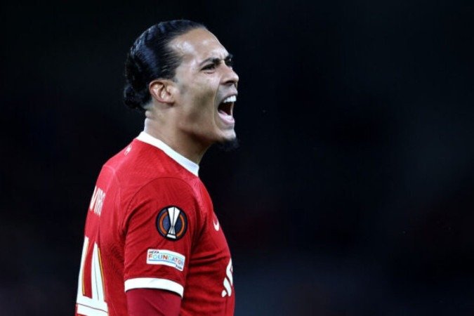 Virgil van Dijk é ídolo do Liverpool e pode mudar de clube - (crédito: Foto: Darren Staples/AFP via Getty Images) Virgil van Dijk é ídolo do Liverpool e pode mudar de clube - (crédito: Foto: Darren Staples/AFP via Getty Images)