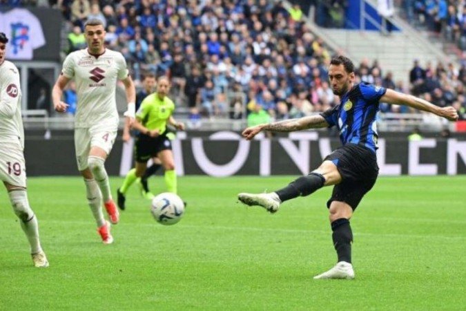 Çalhanoglu chuta para abrir o placar para a Inter sobre o Torino. Mas ele ainda faria mais um pouco depois - (crédito: Foto: Piero Cruciatti/AFP via Getty Images) Çalhanoglu chuta para abrir o placar para a Inter sobre o Torino. Mas ele ainda faria mais um pouco depois - (crédito: Foto: Piero Cruciatti/AFP via Getty Images)