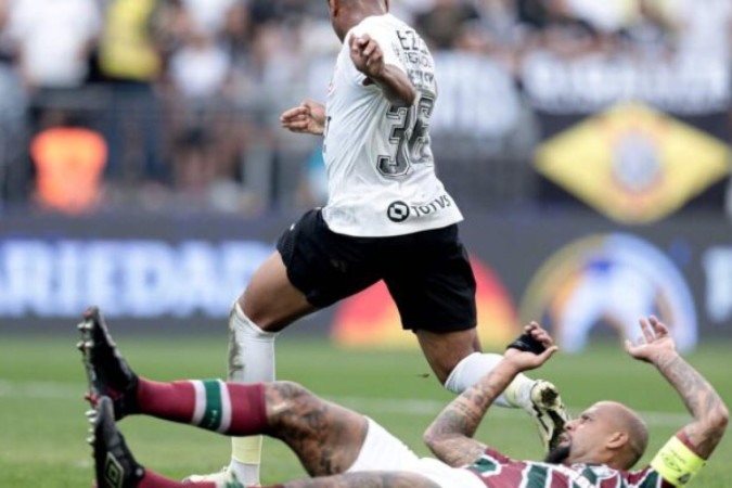 Wesley, depois deixar Felipe Melo no chão, se prepara para chutar e fazer um gol incrível para o Corinthians -  (crédito: Foto: Rodrigo Coca/agencia corinthians)