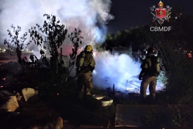 O incêndio aconteceu na área verde da QE 38, do Guará II -  (crédito: CBMDF/Divulgação)