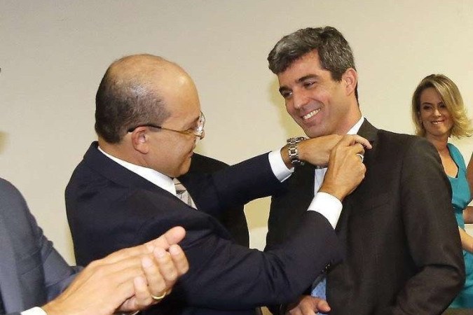 Juliano Costa Couto na posse como presidente da OAB/DF, em 2016, ao lado de Ibaneis Rocha, que acabara de deixar o cargo -  (crédito: OAB-DF/Divulgação)
