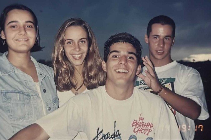 Juliano, com os amigos de juventude Gabriela, Juliana e Pedro - (crédito: Arquivo pessoal) Juliano, com os amigos de juventude Gabriela, Juliana e Pedro - (crédito: Arquivo pessoal)