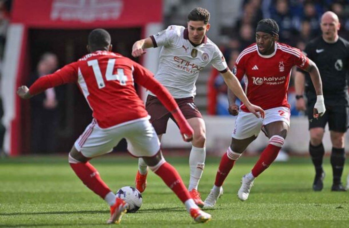 City vemnce Nottingham e não desgarra do líder Arsenal