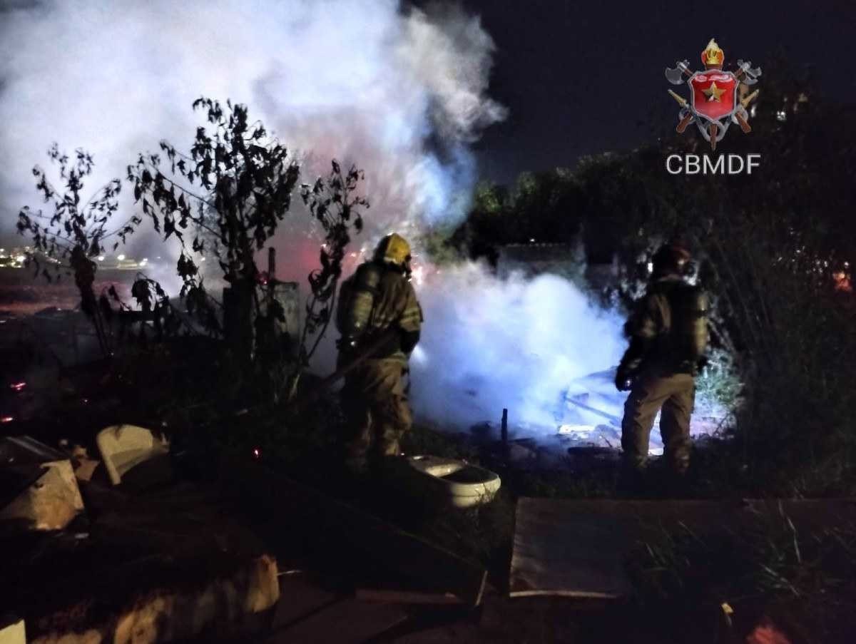 Fogo destrói casa de catadores de recicláveis e mobiliza bombeiros