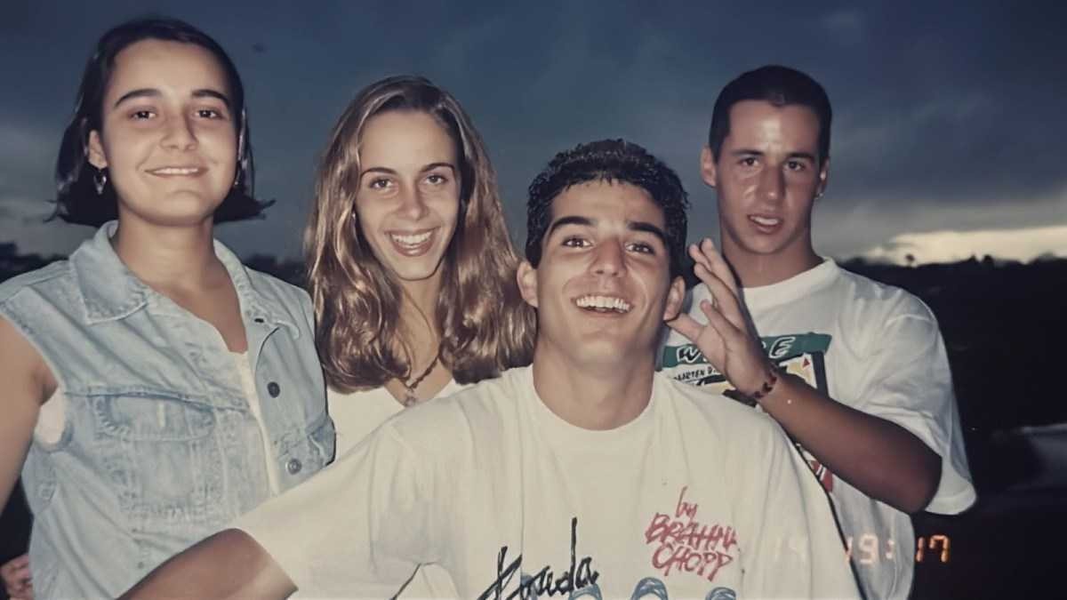 Juliano, com os amigos de juventude Gabriela, Juliana e Pedro 