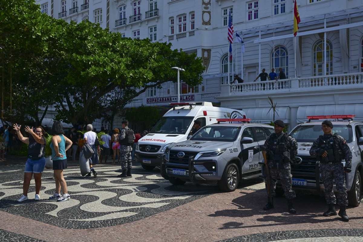 Fãs esperando por Madonna ao lado de fora do Copacabana Palace 