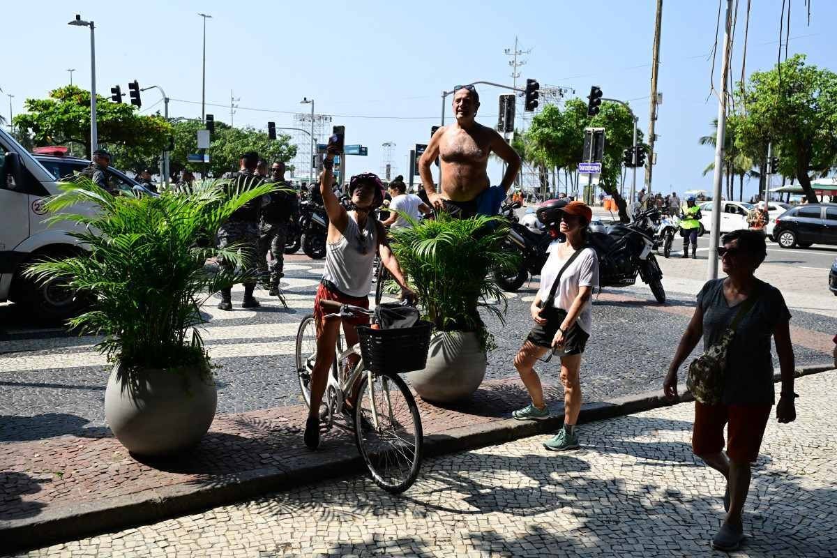 Fãs esperando por Madonna ao lado de fora do Copacabana Palace 