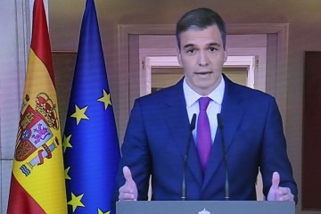 Uma imagem de uma tela de TV tirada em 29 de abril de 2024 em Madrid mostra o primeiro-ministro espanhol, Pedro Sanchez, anunciando que permanecerá como primeiro-ministro -  (crédito: Thomas COEX / AFP)
