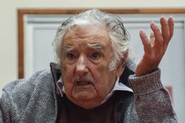 'Quero dizer a vocês que a vida é bela e passa, vai embora, e o cerne da questão, ter sucesso na vida, é recomeçar toda vez que alguém cai', disse Mujica -  (crédito:  AFP)