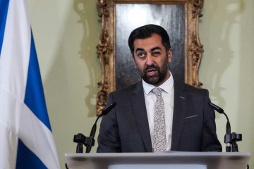  Scotland's First Minister Humza Yousaf reacts as he announces his resignation during a statement, at Bute House, in Edinburgh, on April 29, 2024. Humza Yousaf resigns as Scotland's first minister just days before he was due to face two confidence votes in his leadership and government. The 39-year-old politician has endured a torrid few days since ending the SNP's ruling coalition with the Scottish Greens in the Scottish parliament in Edinburgh. (Photo by Andrew Milligan / POOL / AFP)
       -  (crédito: Andrew Milligan / POOL / AFP)