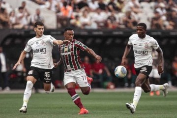 Marquinhos ao lado de Fernando Diniz na derrota do Fluminense para o Corinthians -  (crédito: ns - Foto: Lucas Merçon/Fluminense)