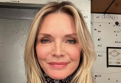 A atriz Michelle Pfeiffer faz 66 anos em 29/4/2024.  E seus posts com o rosto limpo, sem maquiagem, mostrando a beleza natural, têm feito sucesso na rede social. 