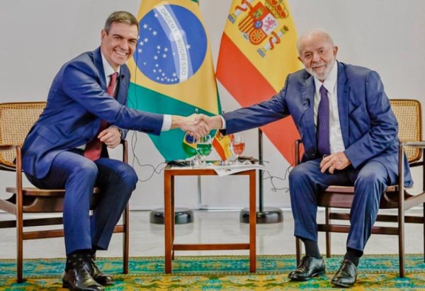 Para Lula, decisão de Pedro Sánchez de continuar no comando da Espanha é um alívio - 