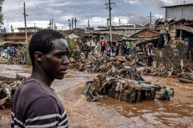 A barragem rompeu perto da cidade da localidade de Mai Mahiu, no Vale do Rift, a 100 quilômetros de Nairóbi.  -  (crédito: LUIS TATO / AFP)