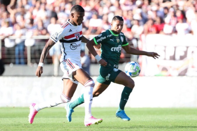  O jogador Rony, da SE Palmeiras, disputa bola com o jogador do S..o Paulo FC, durante partida v..lida pela d..ciima rodada, do Campeonato Brasileiro, S..rie A, no Est..dio do Morumbi. (Foto: Cesar Greco/Palmeiras/by Canon)
     -  (crédito:  CESAR GRECO)