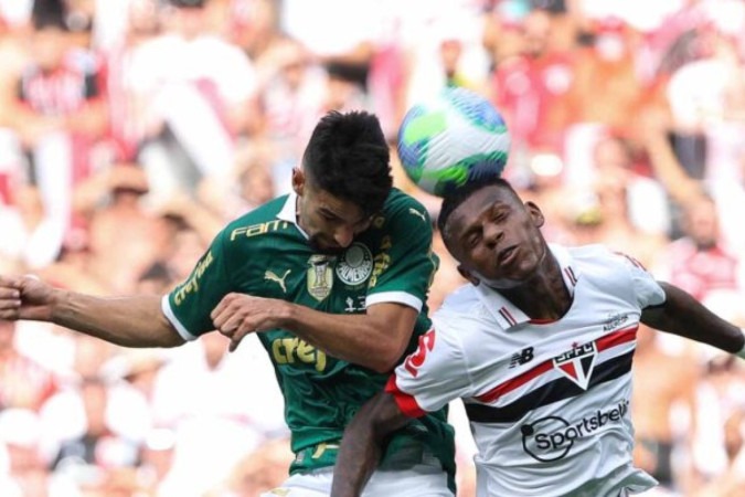  O jogador Flaco L..pez, da SE Palmeiras, disputa bola com o jogador do S..o Paulo FC, durante partida v..lida pela final, da Supercopa Rei, no Est..dio Mineir..o. (Foto: Cesar Greco/Palmeiras/by Canon)
     -  (crédito:  CESAR GRECO)