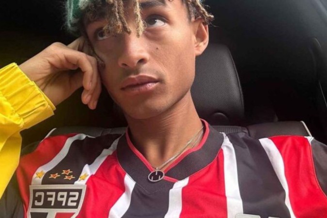 Uma das fotos da postagem de Jaden Smith com a camisa do São Paulo -  (crédito: Foto: Instagram/@c.syresmith)