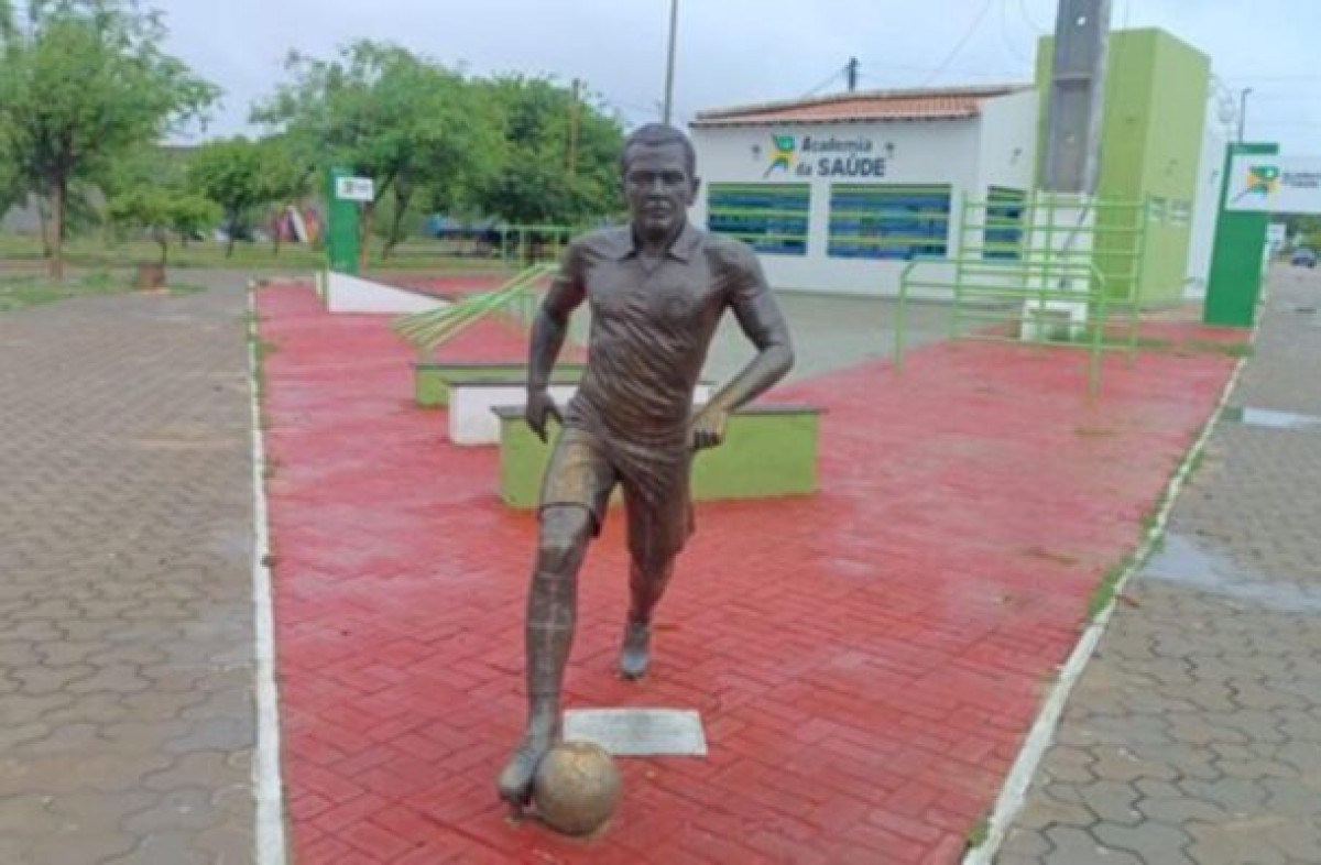 Estátua de Daniel Alves é retirada na Bahia