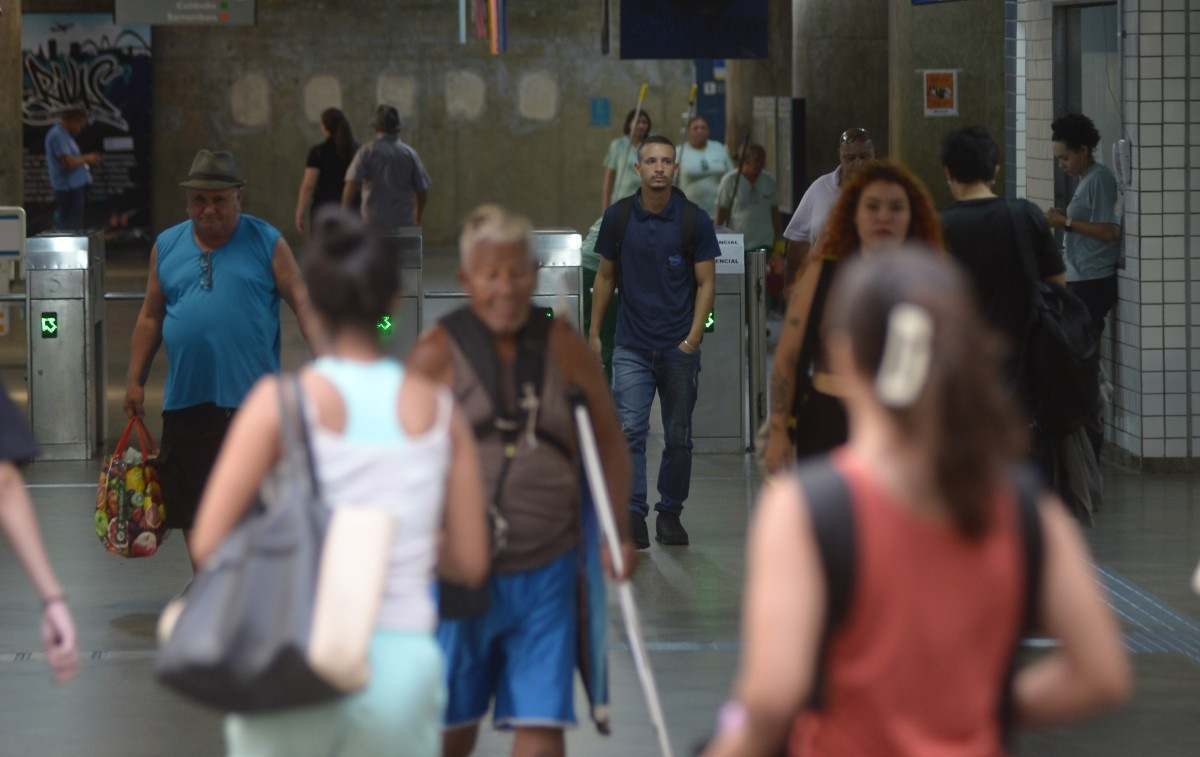 Idosa de 66 anos cai nos trilhos do metrô na estação 110 Sul 