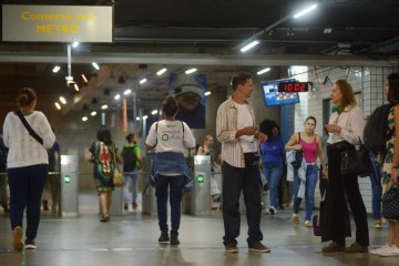 Segundo especialistas, expandir o metrô exige investimentos altos. Moradores de regiões não atendidas pelo serviço pedem a extensão das linhas -  (crédito: Fotos: Ed Alves/CB/D.A Press)