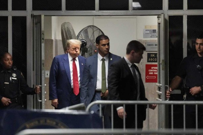 Trump foi multado por nove violações da ordem que havia recebido para não atacar o tribunal. -  (crédito: Seth Wenig / POOL / AFP)