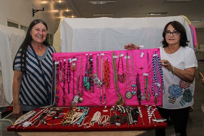  Maria Helena Cury (E) e Gardênia Portela (D) preparam as barraquinhas que acolherão os fiéis
