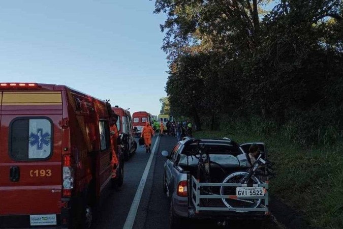 O atropelamento interditou a BR-040, em Paraopeba, para que as vítimas pudesses ser resgatadas. Duas delas foram socorridas de helicóptero
 -  (crédito:  CBMMG/Divulgação)