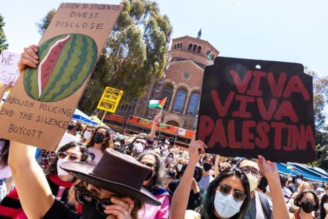 Desde quinta-feira, cerca de 200 estudantes acampam no campus da UCLA -  (crédito: Getty Images)