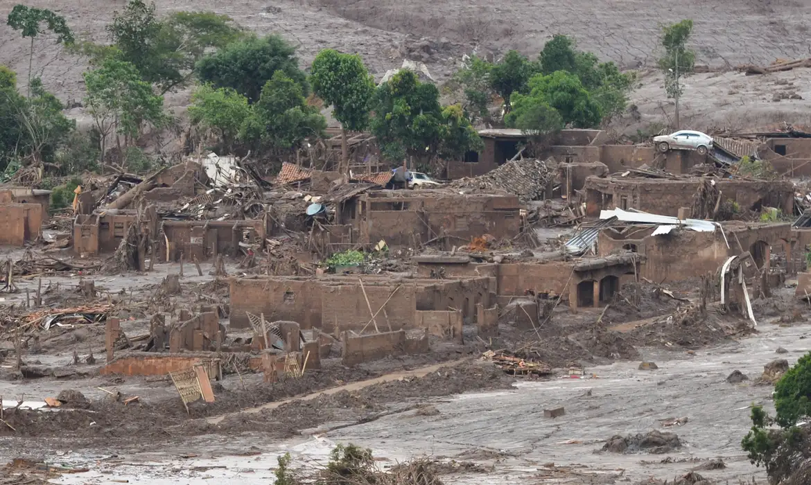 Caso Samarco: mineradoras propõem mais R$ 90 bi para reparar danos -  (crédito: EBC)