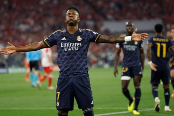 Vini Jr comemora o primeiro gol marcado no empate na Allianz Arena - Foto: Kirll Kudryavtsev/AFP via Getty Images -  (crédito: Kirll Kudryavtsev/AFP via Getty Images)