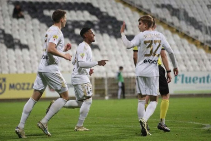 Vinicius Mello comemora gol ao lado de jogadores do FK Cukaricki - Foto: Divulgação/ FK Cukaricki -  (crédito: Divulgação/ FK Cukaricki)