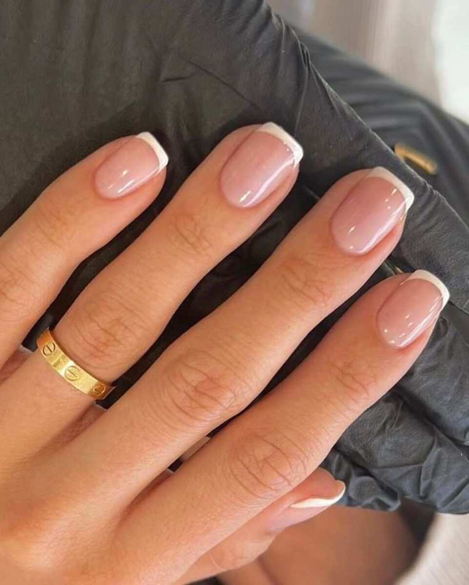 Esmaltações clássicas como os nudes, vermelho e a francesinha nunca saem de moda e são uma ótima aposta para que não gosta de ousar tanto.