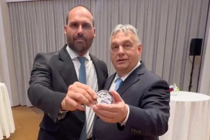 A moeda foi entregue durante a Conferência de Ação Política Conservadora (AC) Hungria, um dos principais eventos conservadores - (crédito: Reprodução/Instagram (@bolsonarosp)) A moeda foi entregue durante a Conferência de Ação Política Conservadora (AC) Hungria, um dos principais eventos conservadores - (crédito: Reprodução/Instagram (@bolsonarosp))