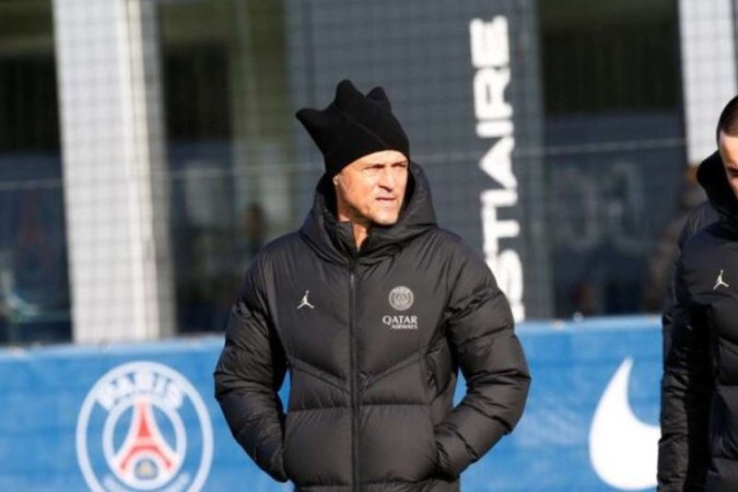 Luis Enrique orienta jogadores do PSG em jogo contra o Olympique de Marselha -  (crédito: Foto. Nicolas Tucat/AFP via Getty Images)