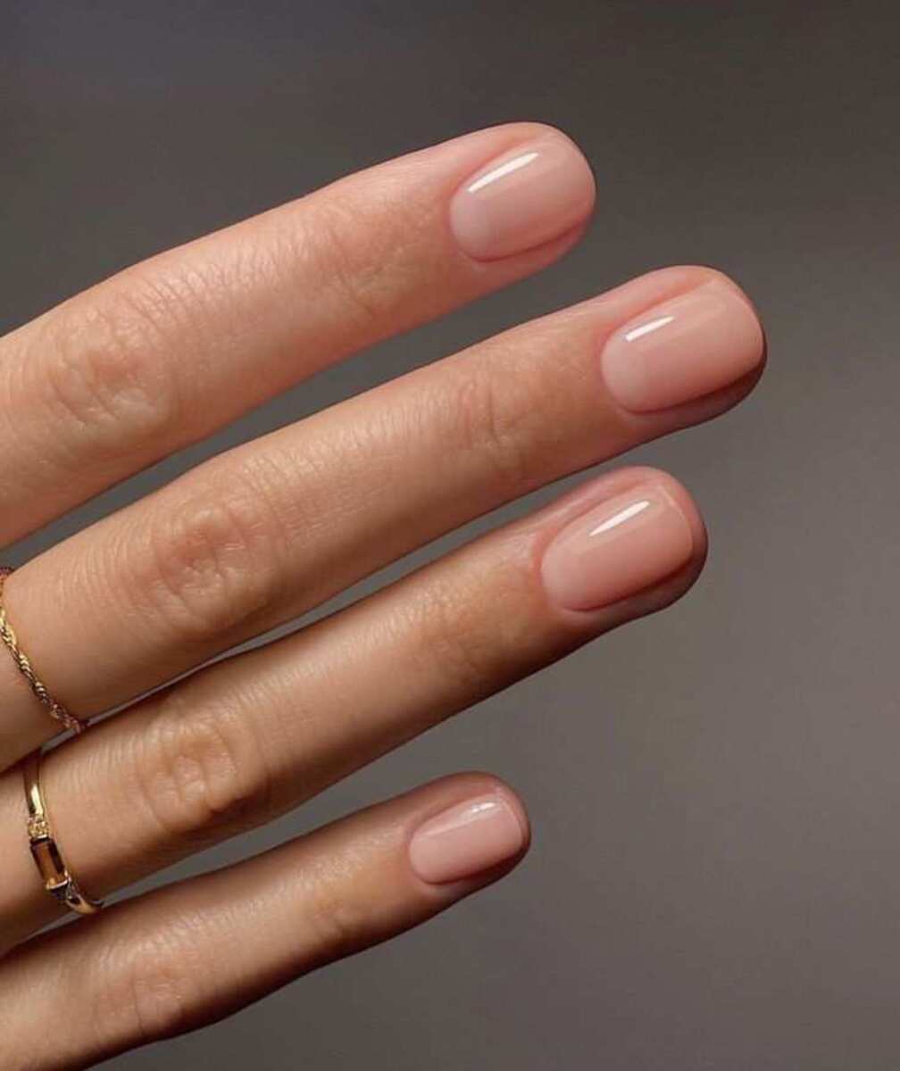 As unhas podem até ter uma base ou um top coat, mas a impressão é como se estivessem sem nada, dando um ar de cuidado e elegância.