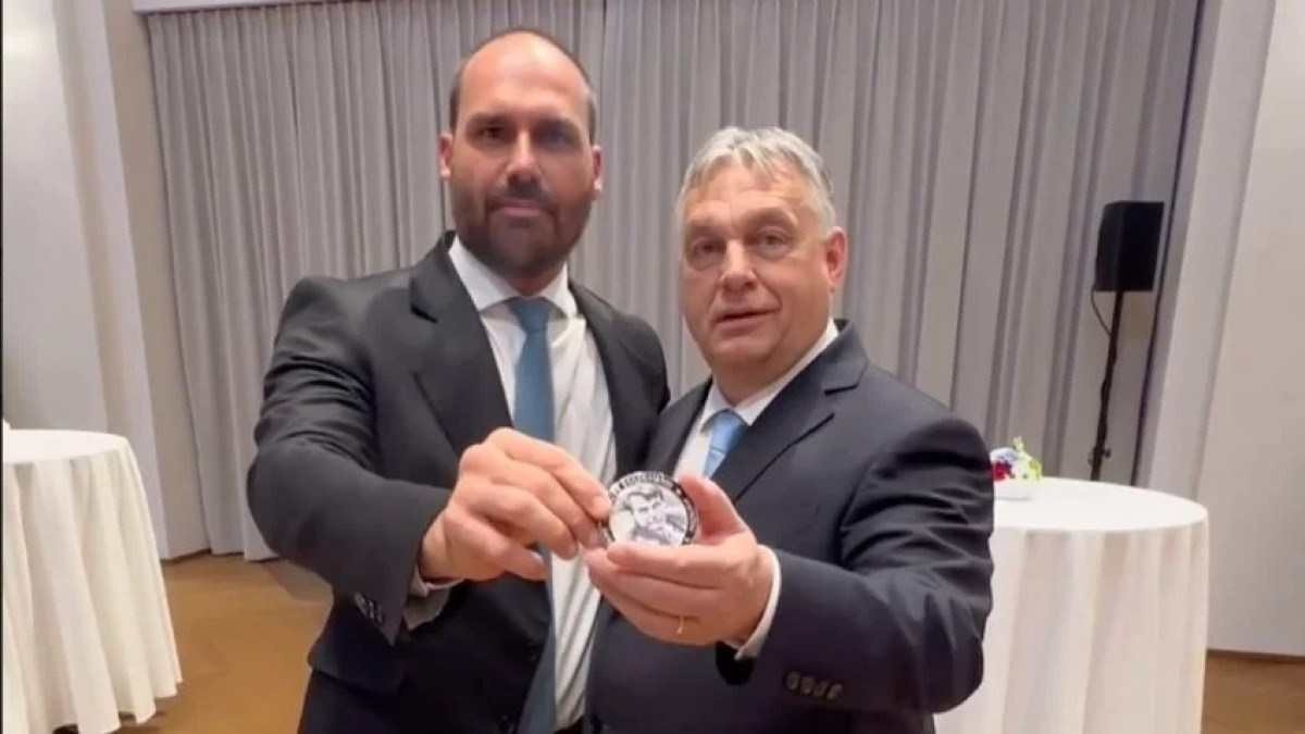 Eduardo Bolsonaro entrega medalha de imbrochável para primeiro-ministro