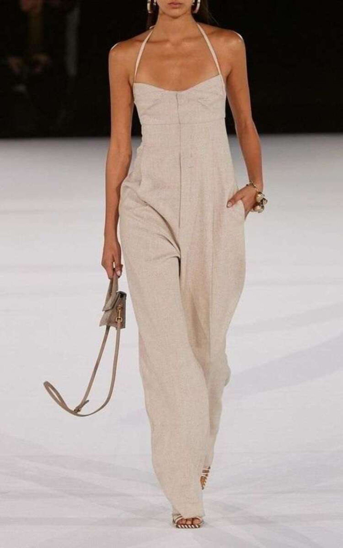 Peças versáteis e elegantes são vistas em peso em desfiles. 