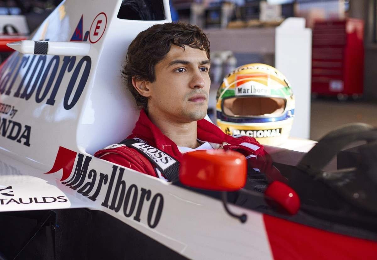  Gabriel Leone como Ayrton Senna para série da Netflix      