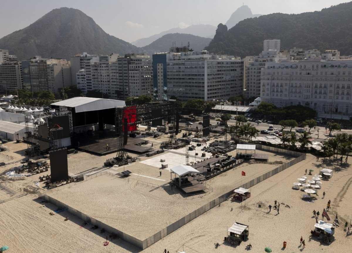 Vista aérea da praia de Copacabana onde está sendo montado o palco do show da pop star norte-americana Madonna no Rio de Janeiro.