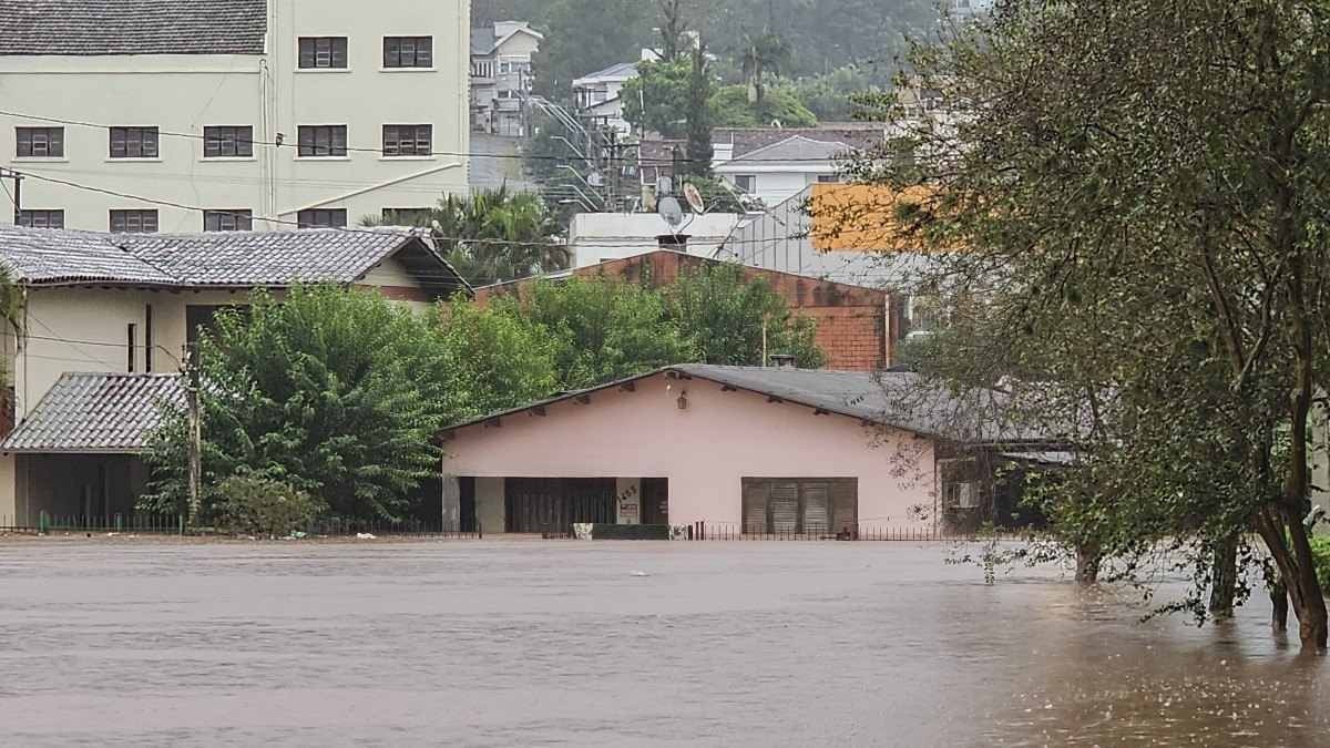 Levantamento aponta ao menos 106,5 mil casas afetadas pelas inundações -  (crédito: Gustavo Ghisleni/AFP)