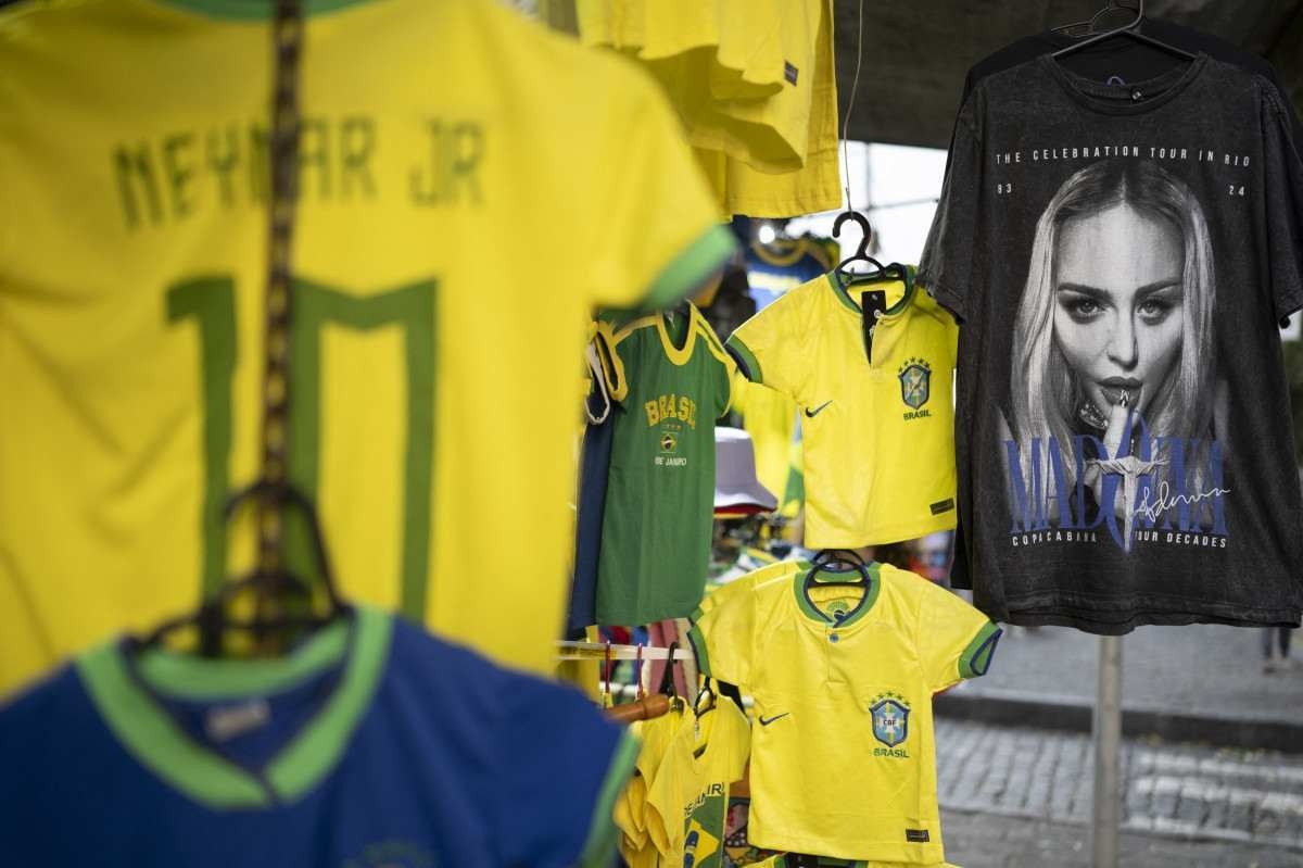 Merchandise da Madonna é oferecida em uma loja da tradicional rua Uruguaiana, no Rio de Janeiro.