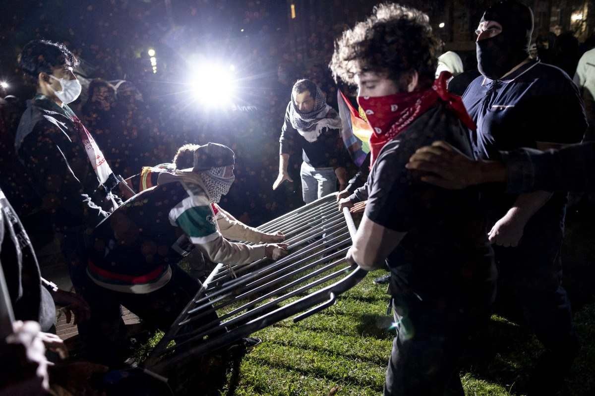 Contra-manifestantes atacam um acampamento pró-palestino montado no campus da Universidade da Califórnia em Los Angeles (UCLA) enquanto os confrontos eclodem, em Los Angeles, em 1º de maio de 2024