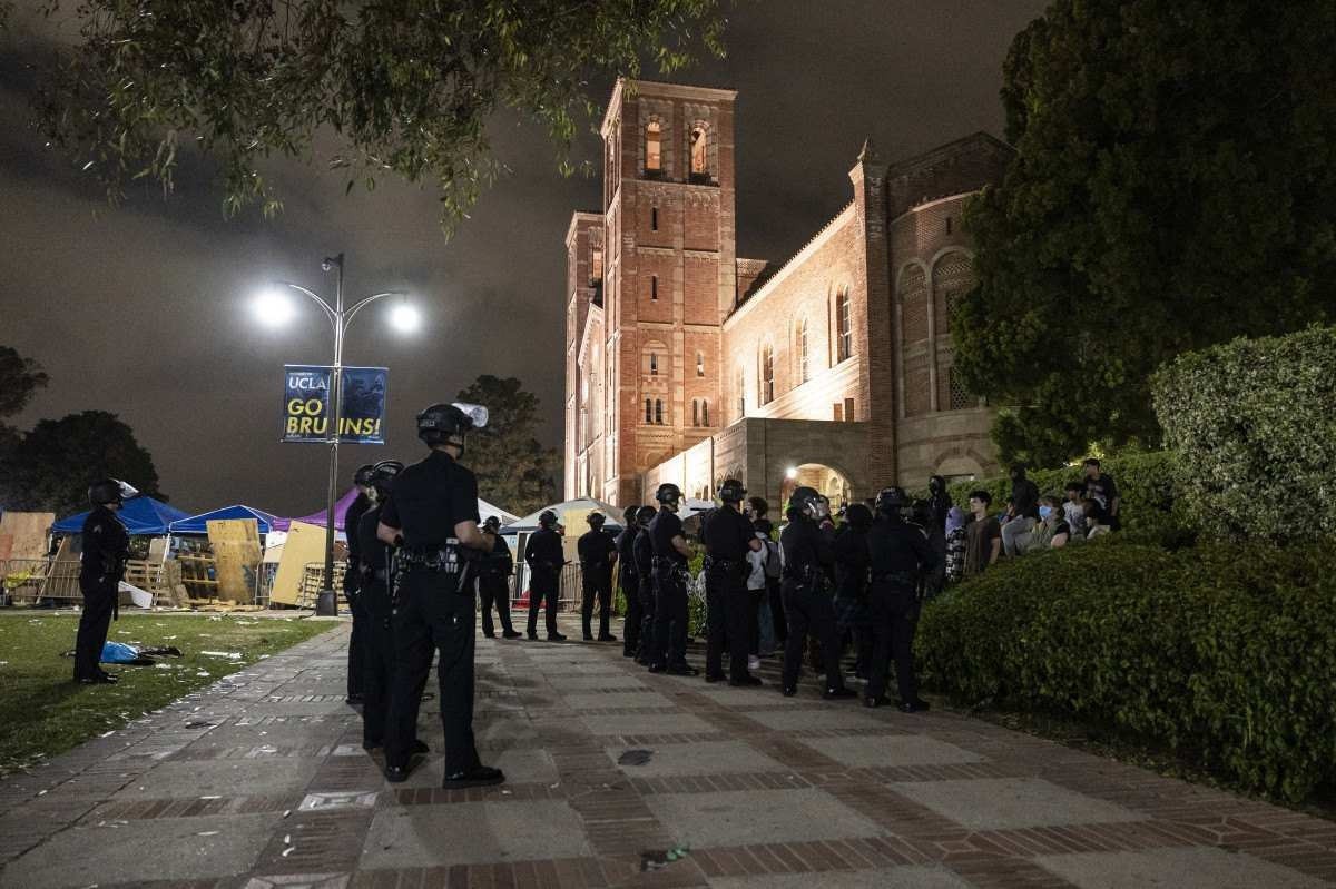  Policiais dos EUA montam guarda perto de um acampamento pró-palestino montado no campus da Universidade da Califórnia em Los Angeles (UCLA), após o início dos confrontos em Los Angeles em 1º de maio de 2024