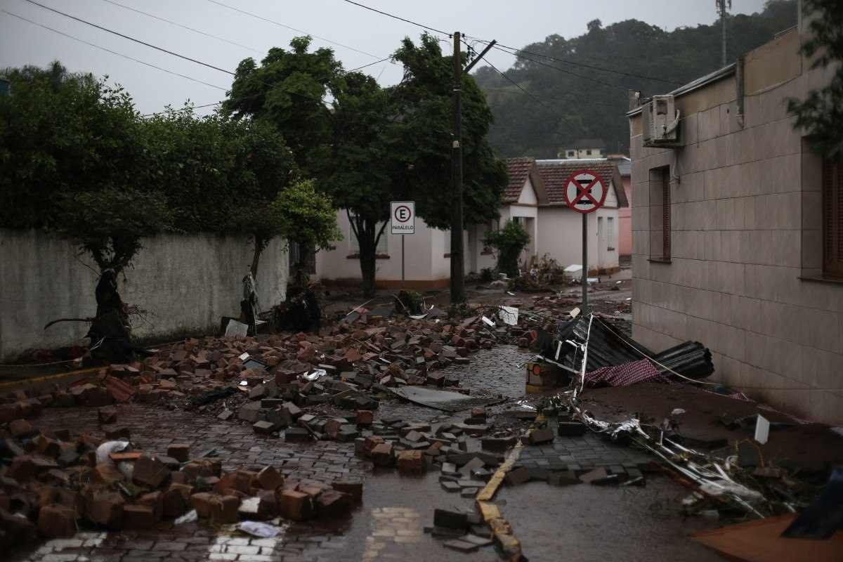 Vista geral de uma rua destruída por fortes chuvas em Sinimbu, na região do Vale do Rio Pardo, no Rio Grande do Sul, Brasil -  (crédito: Anselmo Cunha / AFP)