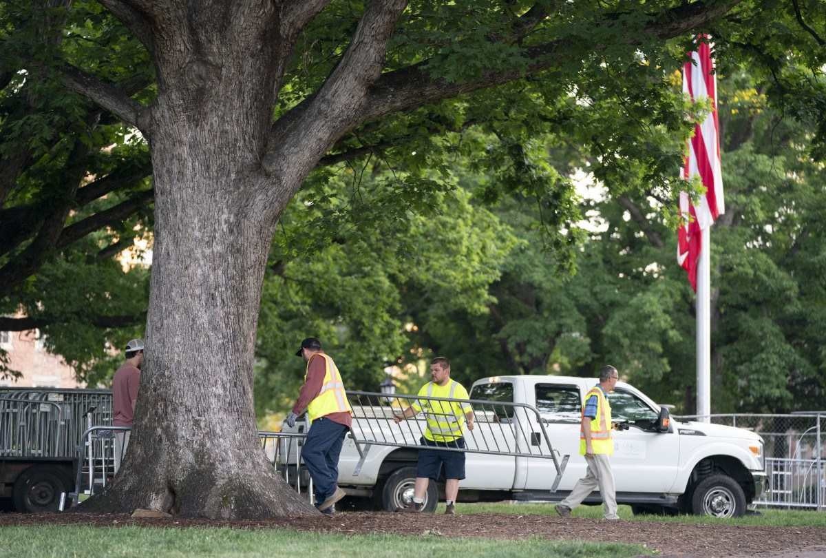 Trabalhadores reúnem barricadas em Polk Place na Universidade da Carolina do Norte em 1º de maio de 2024 em Chapel Hill,