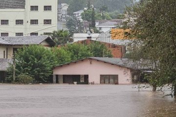 Enchente em Encantado, RS, ontem. Mais de 19 mil habitantes foram afetados pelas chuvas e, desse total, 3.416 ficaram desabrigados -  (crédito: Gustavo Ghisleni/AFP)